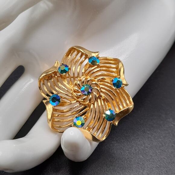 Vintage Lisner Brooch, Blue AB Rhinestones, Gold Tone, 1960s Jewelry - Picture 3 of 10